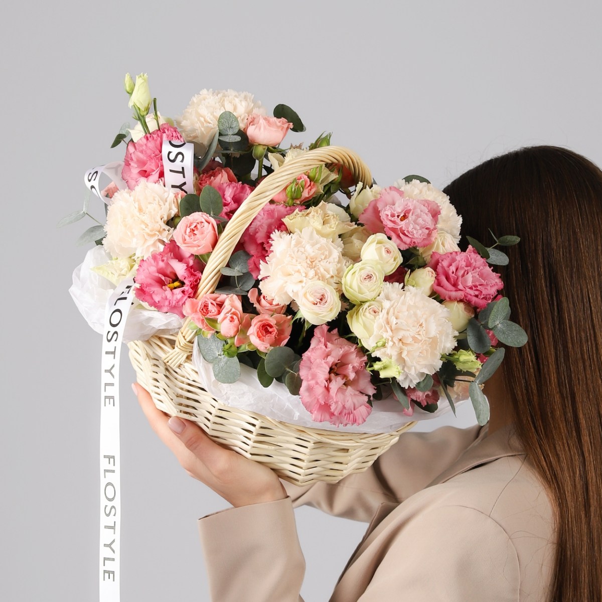 Корзина нежная из кустовых роз и эустомы